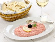 Рецепта Тарамасалата – гръцка разядка с тарама хайвер, хляб, червен лук и лимонов сок